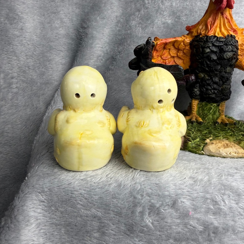 Rooster and Chicks Salt and Pepper Shaker Set with Caddy Farmhouse Decor Resin - Picture 6 of 7